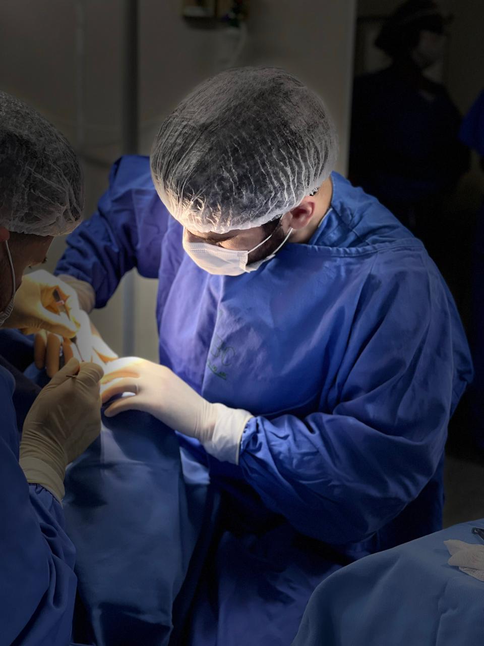 Dr. Vinicius Tabatinga realizando cirurgia palpebral