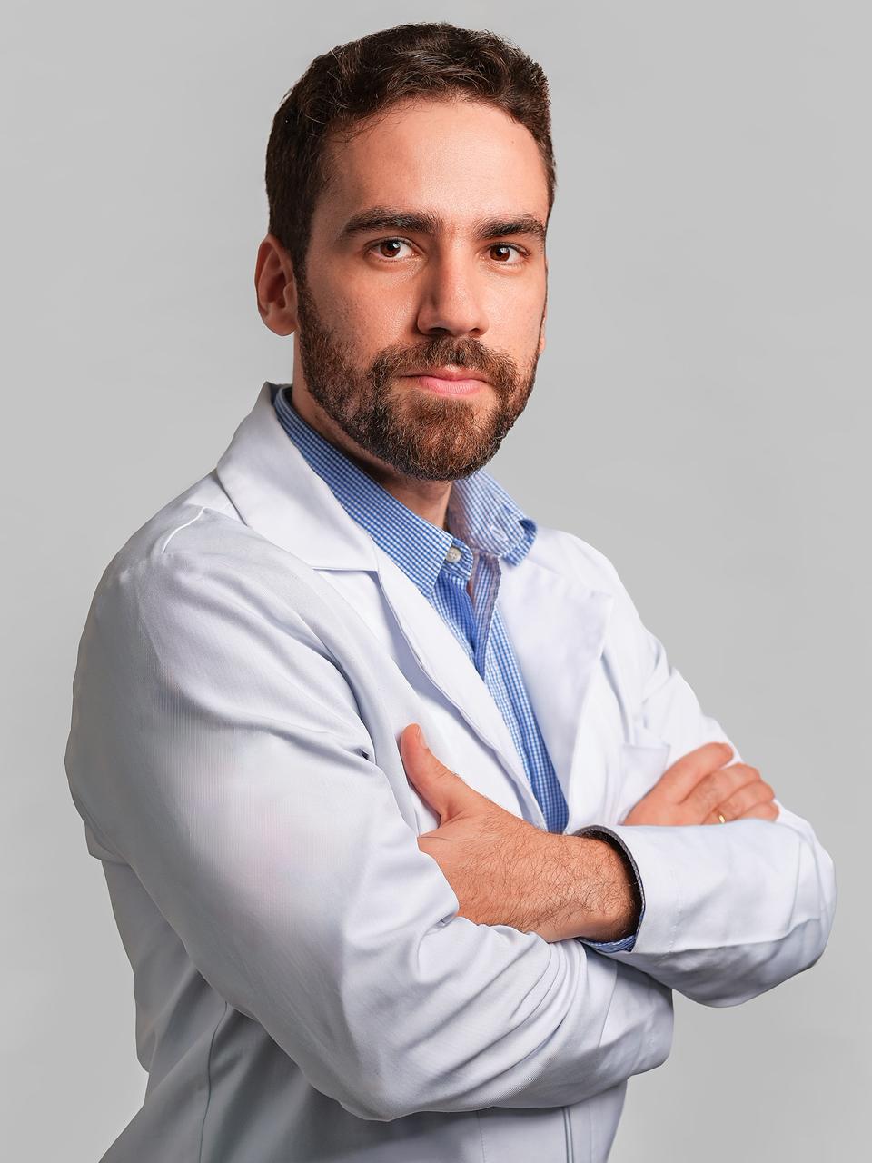 Dr. Vinicius Tabatinga, oftalmologista especialista em cirurgia palpebral em São Paulo